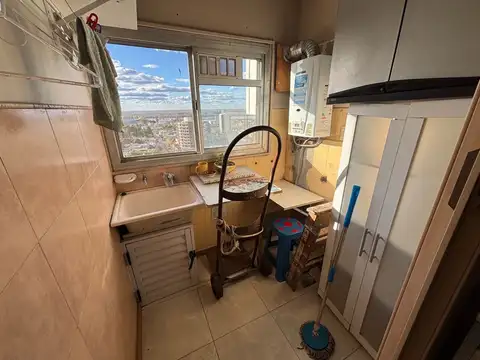 Departamento con dos dormitorios sobre Av. Mitre en venta