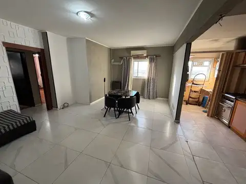 Departamento con dos dormitorios sobre Av. Mitre en venta