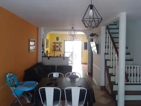 AMPLIO TRIPLEX 4 AMB. CON GARAGE Y PATIO, NUEVO VALOR 