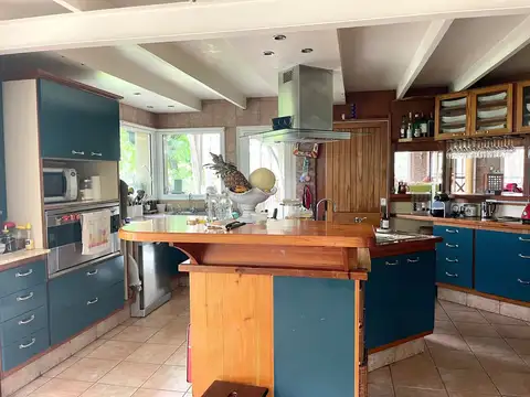 Casa 6 ambientes con 4 baños