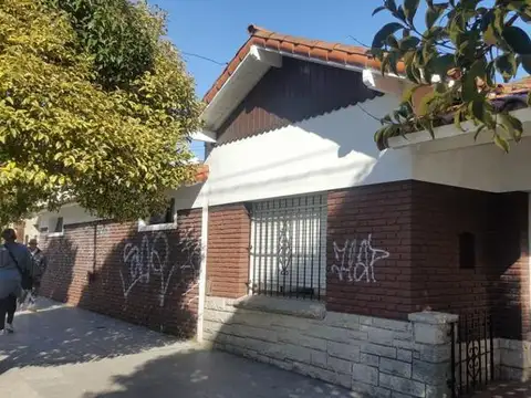 Sobre 4 lotes Venta Chalet 3 ambientes CON QUINCHO PISCINA Y CANCHA DE PADDLE