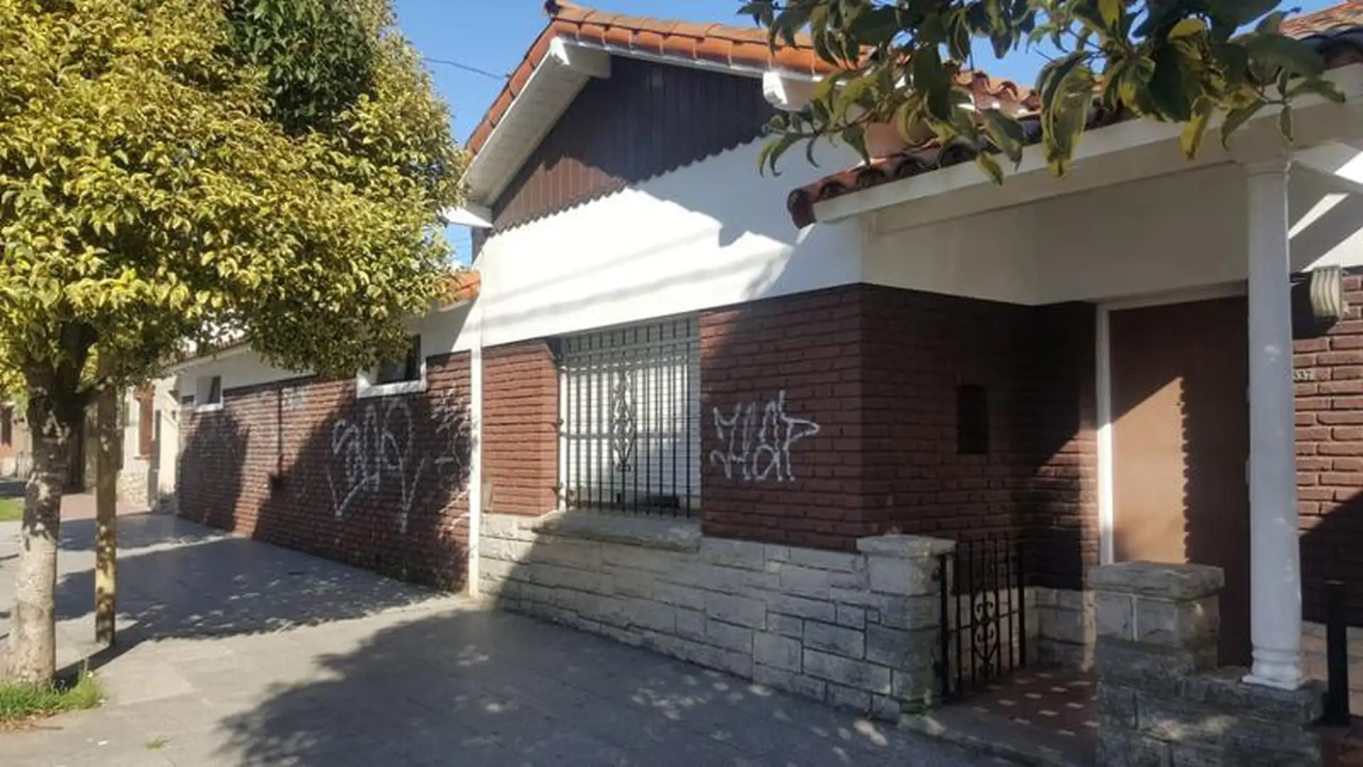 Sobre 4 lotes Venta Chalet 3 ambientes CON QUINCHO PISCINA Y CANCHA DE PADDLE