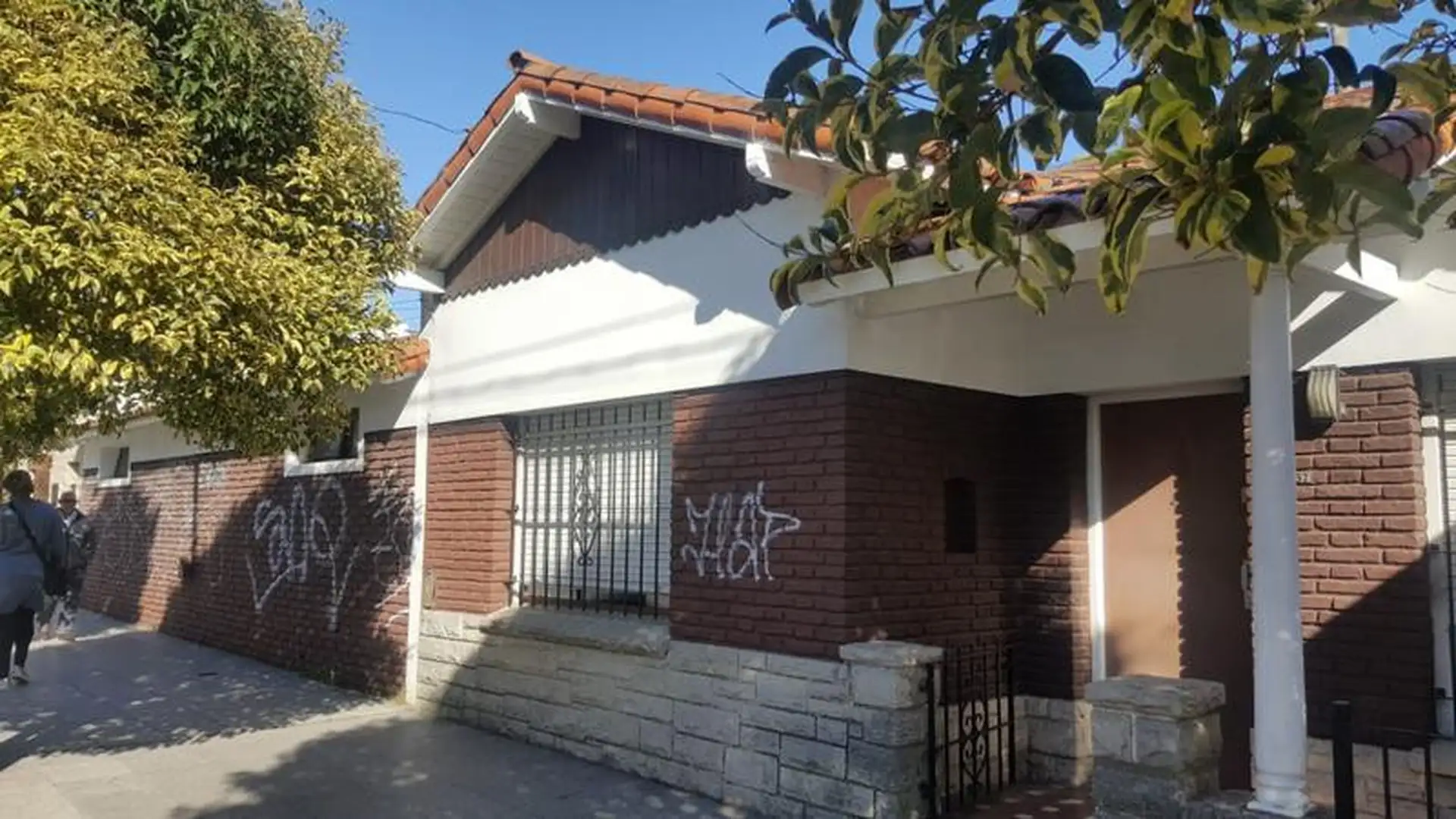 Sobre 4 lotes Venta Chalet 3 ambientes CON QUINCHO PISCINA Y CANCHA DE PADDLE
