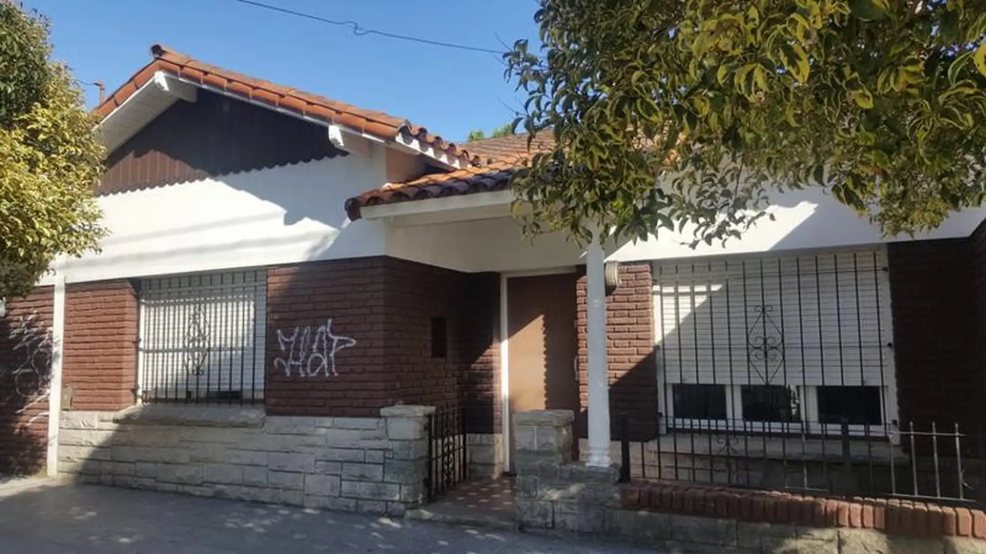 Sobre 4 lotes Venta Chalet 3 ambientes CON QUINCHO PISCINA Y CANCHA DE PADDLE