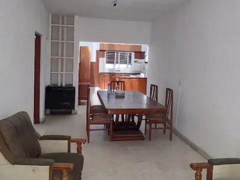 Casa 6 ambientes con 1 baño