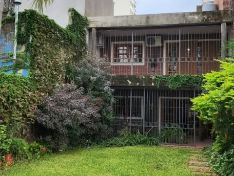 Casa con patio y  pileta en el centro