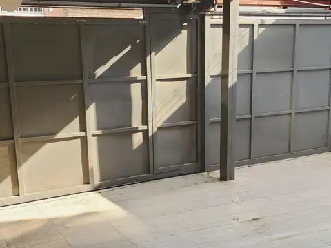 Casa con patio y  pileta en el centro