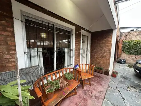 Oportunidad de Inversión y Proyecto: PH al Frente a Reciclar con Cochera y Patio en Burzaco