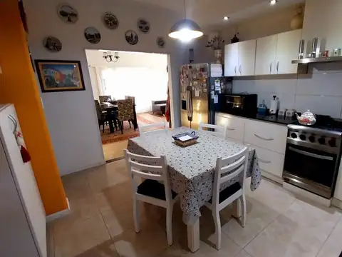 Casa 6 ambientes con 3 baños