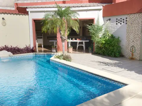 La casona de Narciso, múltiples ambientes sobre avenida!