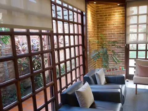 La casona de Narciso, múltiples ambientes sobre avenida!