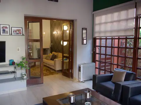 La casona de Narciso, múltiples ambientes sobre avenida!