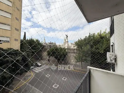 AZCUENAGA AL 1900 - FRENTE BALCON TODO SOL BAÑO Y COCINA COMPLETOS