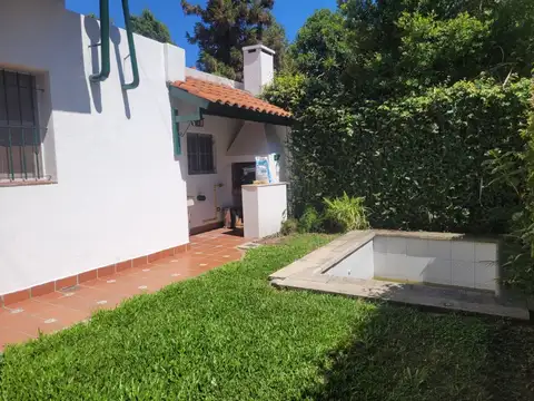 Casa estilo español. 3 dormitorios. Con jardín. Excelente ubicación. Muy cuidada!