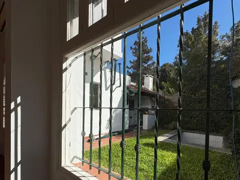 Casa estilo español. 3 dormitorios. Con jardín. Excelente ubicación. Muy cuidada!