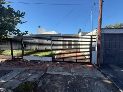 Casa 6 ambientes con 2 baños