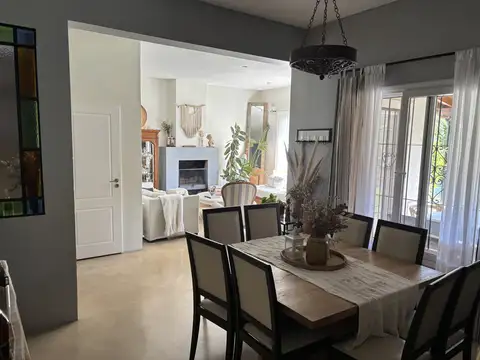 Casa 6 ambientes con 2 baños