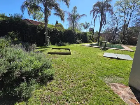 Casa en Alquiler con 1 cochera