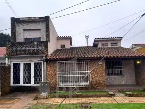 CHALET DOS PLANTAS- APTO CRÉDITO  BARRIO AERONAUTICO - ITUZAINGO