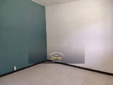 Casa 1 dormitorio, extenso jardín y cochera, Lomas de Solymar