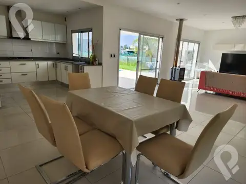 Casa 4 ambientes con 2 baños