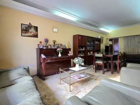 Casa 5 ambientes con 2 baños