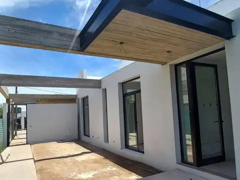 Casa 4 ambientes con 2 baños