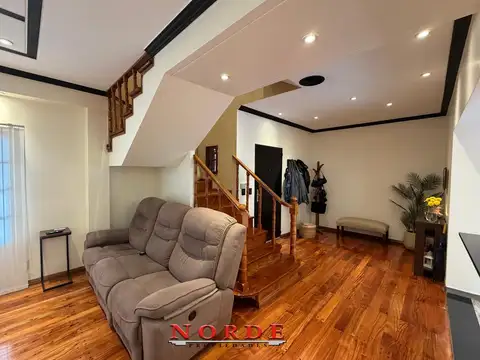 Venta • Barrio Naón • Casa • Cinco Ambientes • Quincho