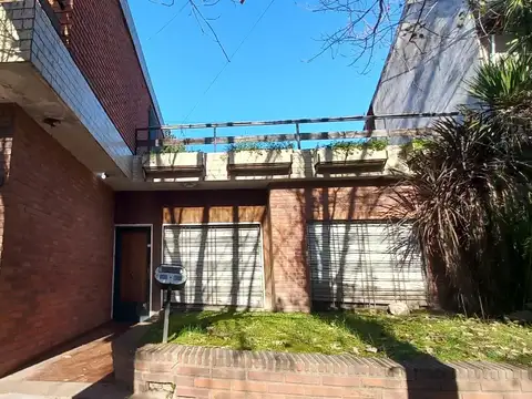 Casa 4 ambientes con Local Comercial en venta Quilmes