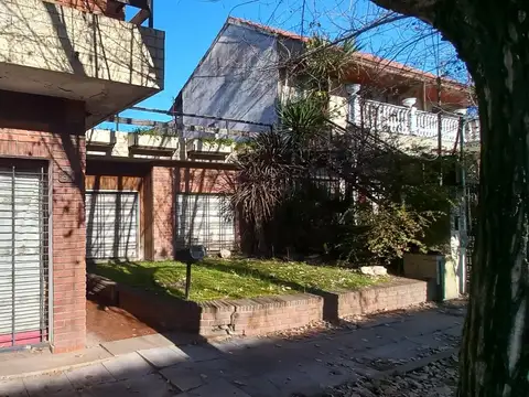 Casa 4 ambientes con Local Comercial en venta Quilmes