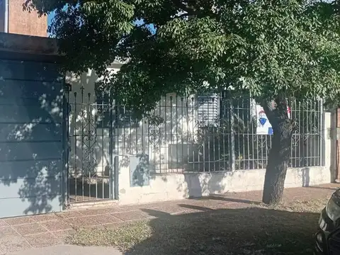 CASA 4 DORMITORIOS, BARRIO LOS ROBLES APTA CREDITO