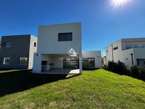 Casa en venta Moderna de 4 ambientes. Barrio Santa Lucia. Pilar 100