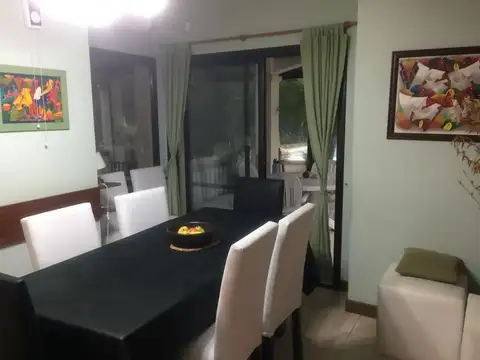 Imponente casa en esquina sobre lote de 850 m² en Barrio Pri