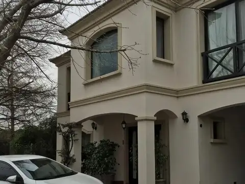 Imponente casa en esquina sobre lote de 850 m² en Barrio Pri