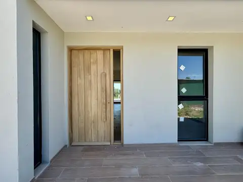 Casa 4 ambientes con 2 baños