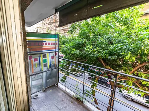 VENTA - 1 AMBIENTE - FRENTE CON BALCON - A RECICLAR