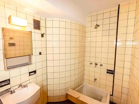 VENTA - 1 AMBIENTE - FRENTE CON BALCON - A RECICLAR