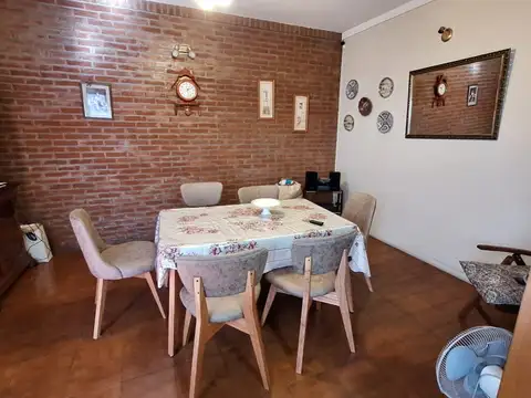 DEPARTAMENTO 4 AMBIENTES FRENTE CON PATIO, TERRAZA, COCHERA. SIN EXPENSAS. V.LOPEZ 1149 AVELLANEDA