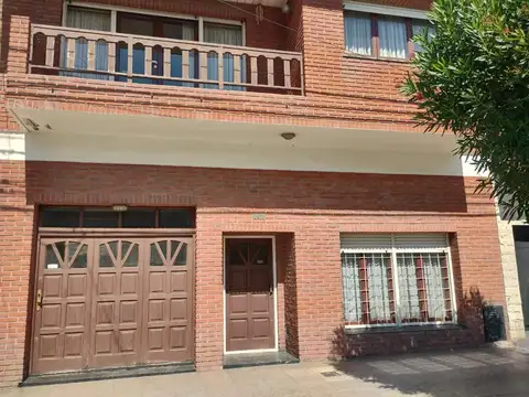 Casa 5 ambientes en dos plantas.