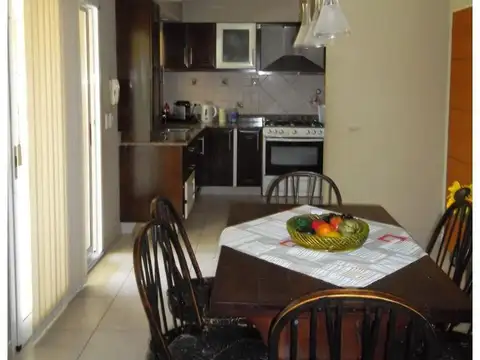 VENTA HERMOSA CASA EN LOTE PROPIO 4 AMBIENTES CON GARAGE, C