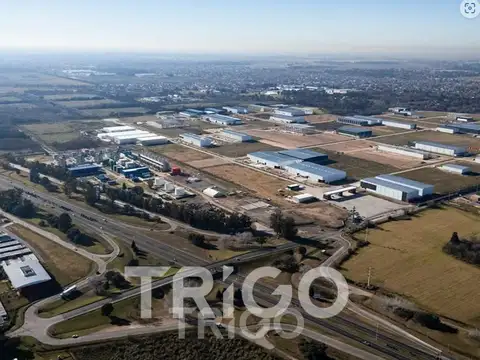 Anticipo y cuotas sin intereses - Venta Terreno industrial en Predio cerrado sobre Autopista
