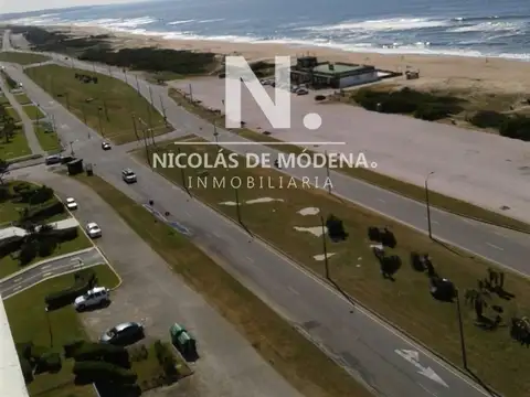 Departamento frente al mar de 3 dormitorios en venta. Punta del Este