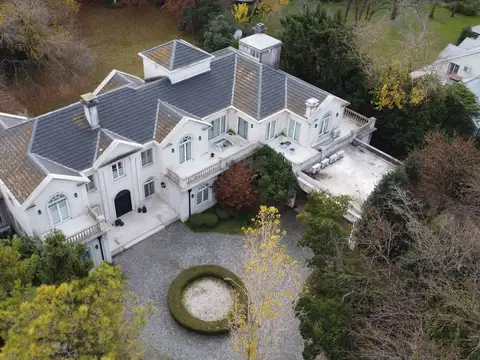 Casa 8 ambientes con 7 baños