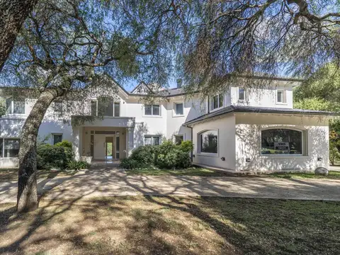 ALQUILER – Casa de 4 dormitorios con pileta en Country El Bosque