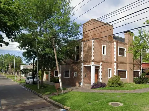 Casa en venta - 4 Dormitorios 3 Baños - Merlo