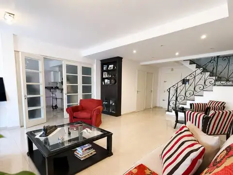 DUPLEX 4 AMB + DEP. QUINCHO COCHERA PILETA V. LURO