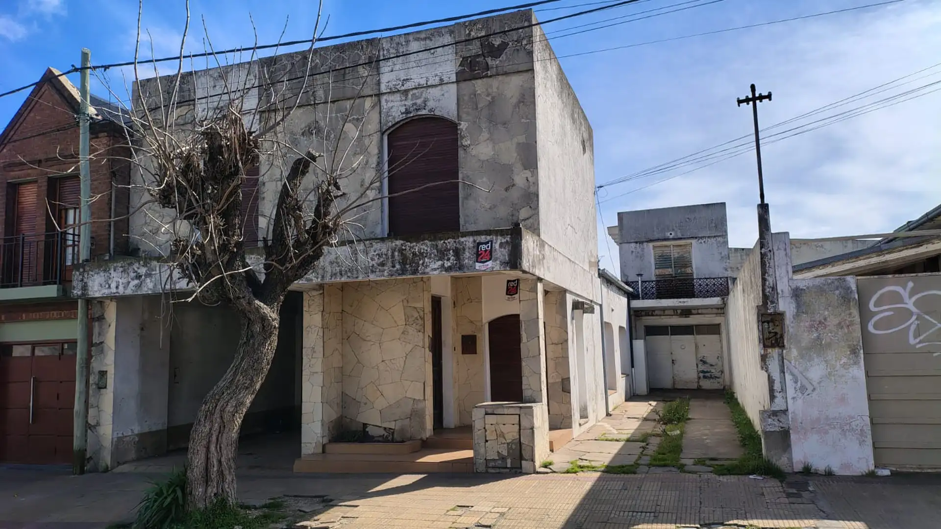 Casa a reciclar con amplio lote y gran potencial – Constitución al 1400