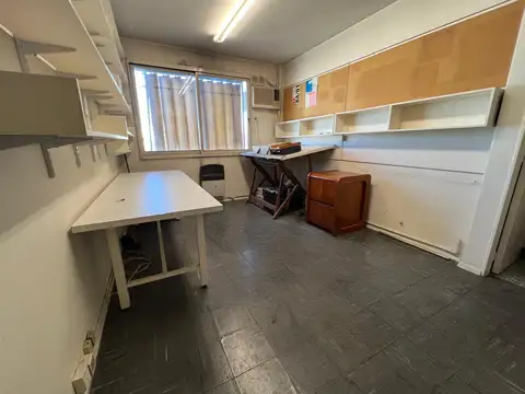 Oficina en venta en Balvanera, 2 despachos. Baño privado