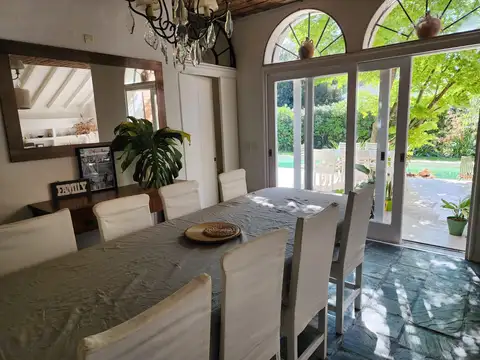 Casa en Alquiler con 2 cocheras