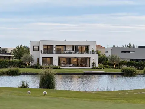 Venta | Casa al agua con 7 dormitorios y vista abierta al golf | El Cantón Golf